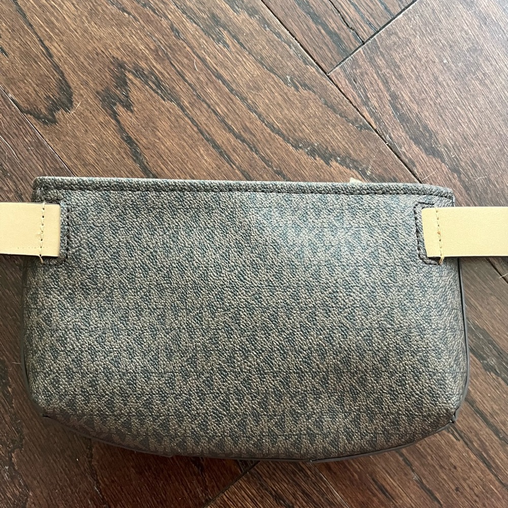 Michael Kors Belt Bag / Fanny Pack - Picture 3 of 9